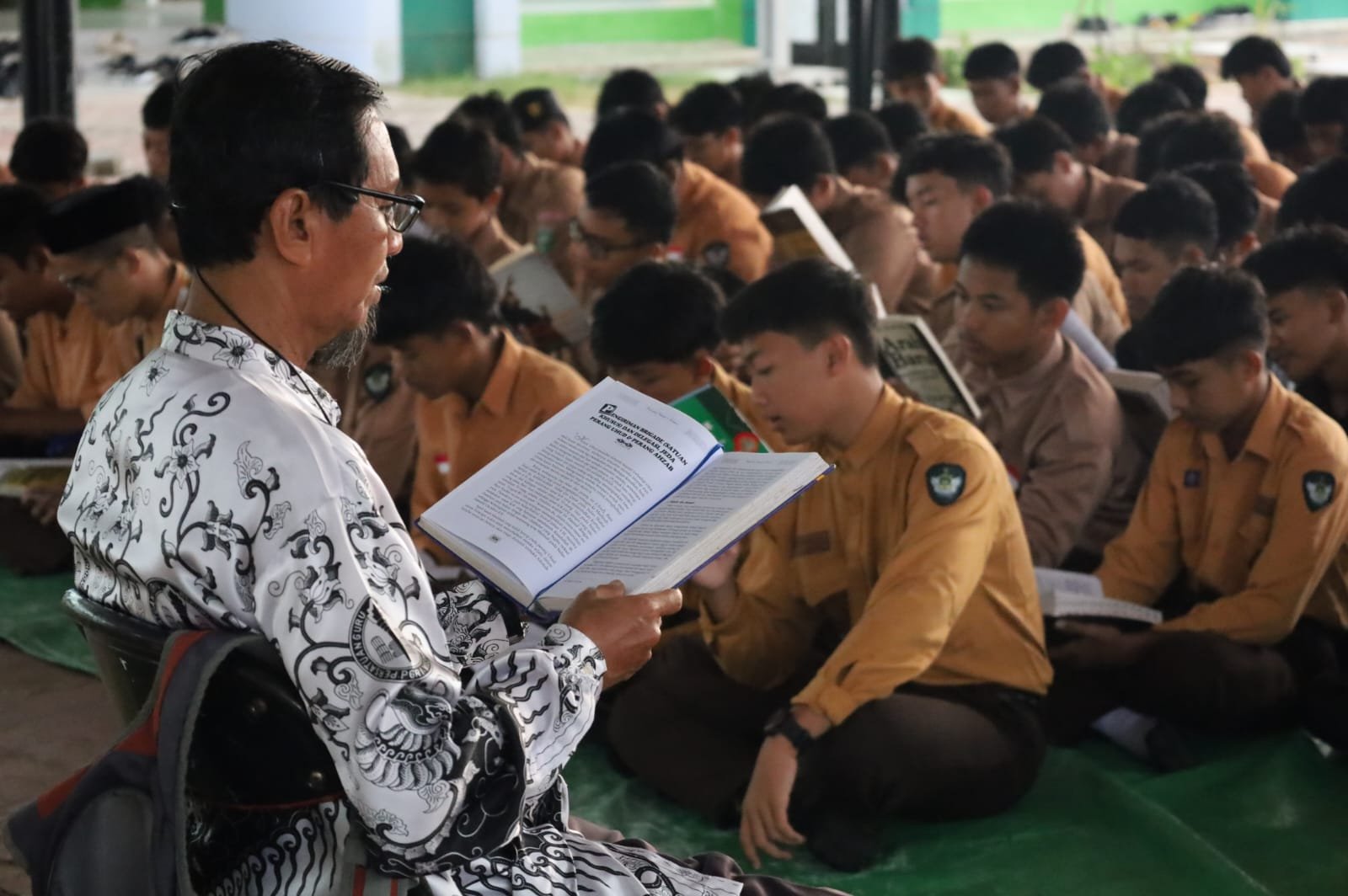Jumat Literasi MAN Paser Ajak Murid Mengenal Tokoh Berpengaruh di Dunia